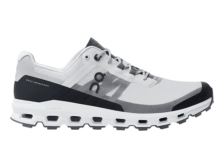 Tenis deportivos On Cloud Vista color gris y negro con suela blanca y negra.