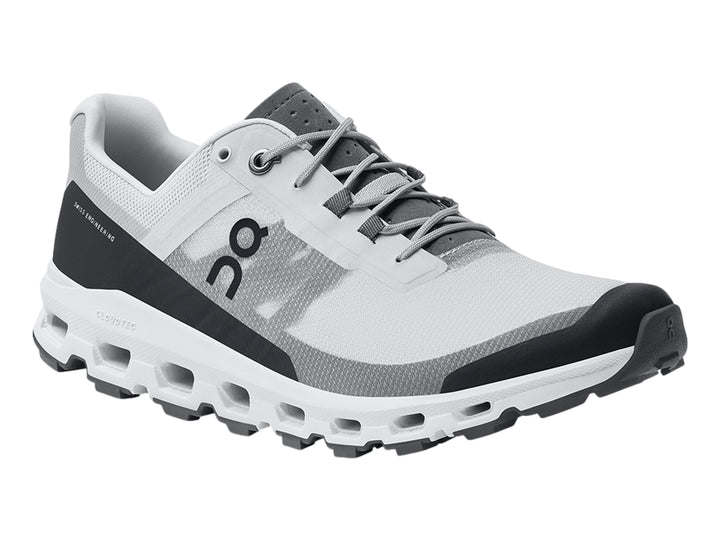 Tenis deportivos On Cloud Vista color gris y negro con suela blanca y negra.