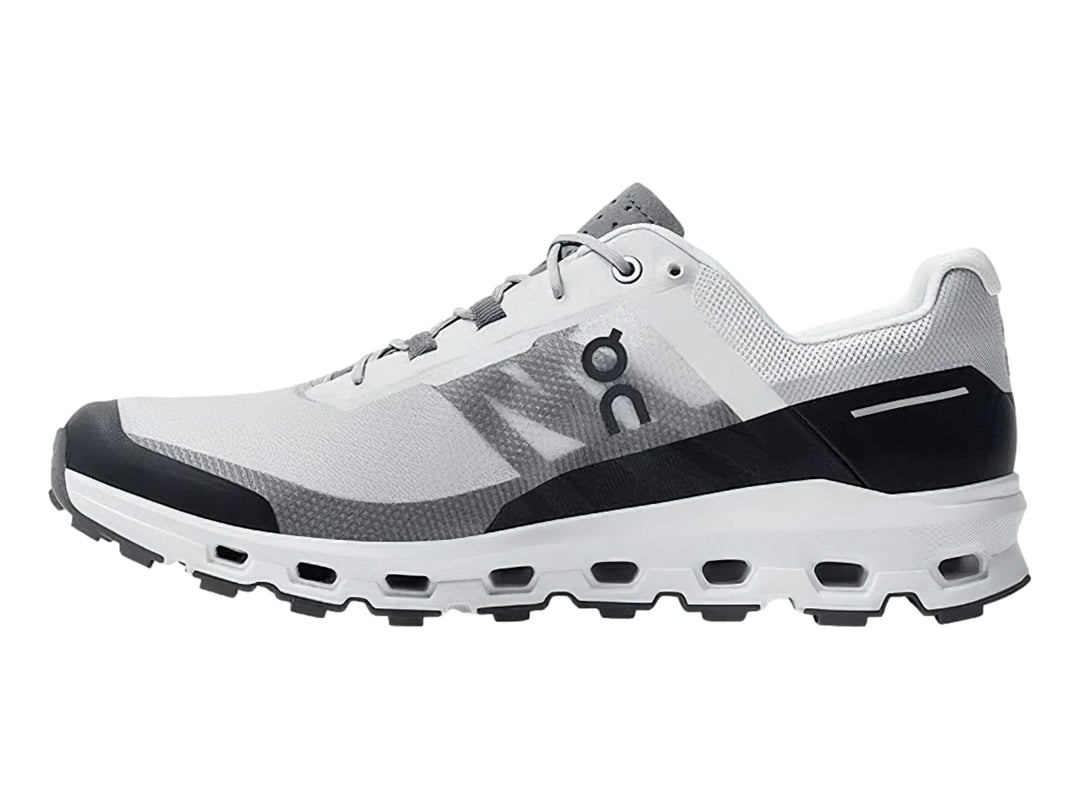 Tenis deportivos On Cloud Vista color gris y negro con suela blanca y negra.