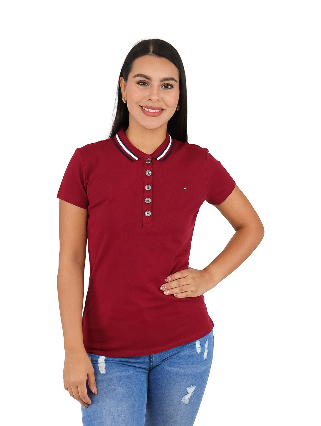 Mujer vistiendo una playera polo color rojo de manga corta con detalle blanco en el cuello.