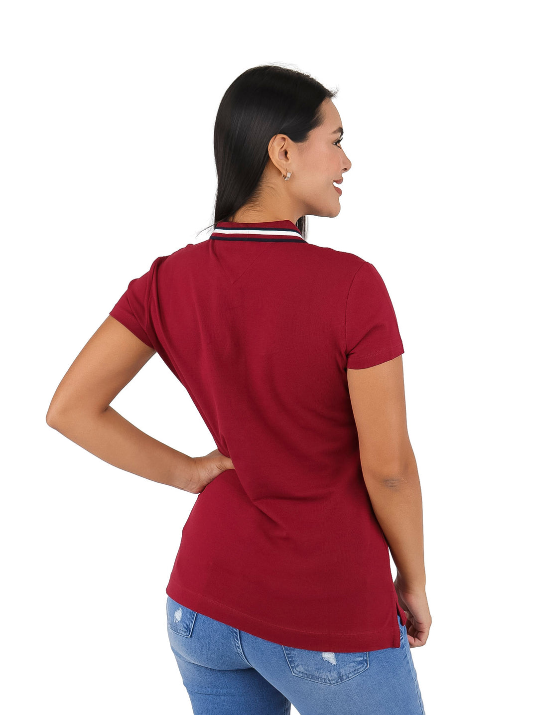 Mujer vistiendo una playera polo color rojo de manga corta con detalle blanco en el cuello.