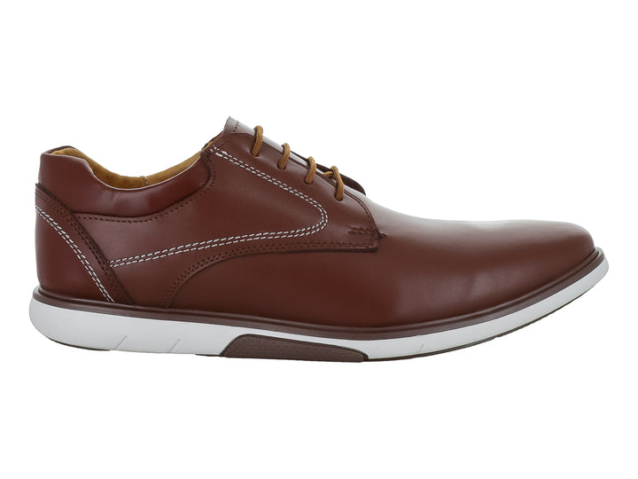 Zapato casual color marrón camel con suela blanca y cordones.
