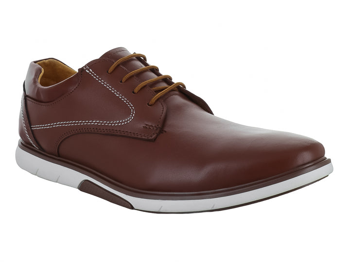 Zapato casual color marrón camel con suela blanca y cordones.