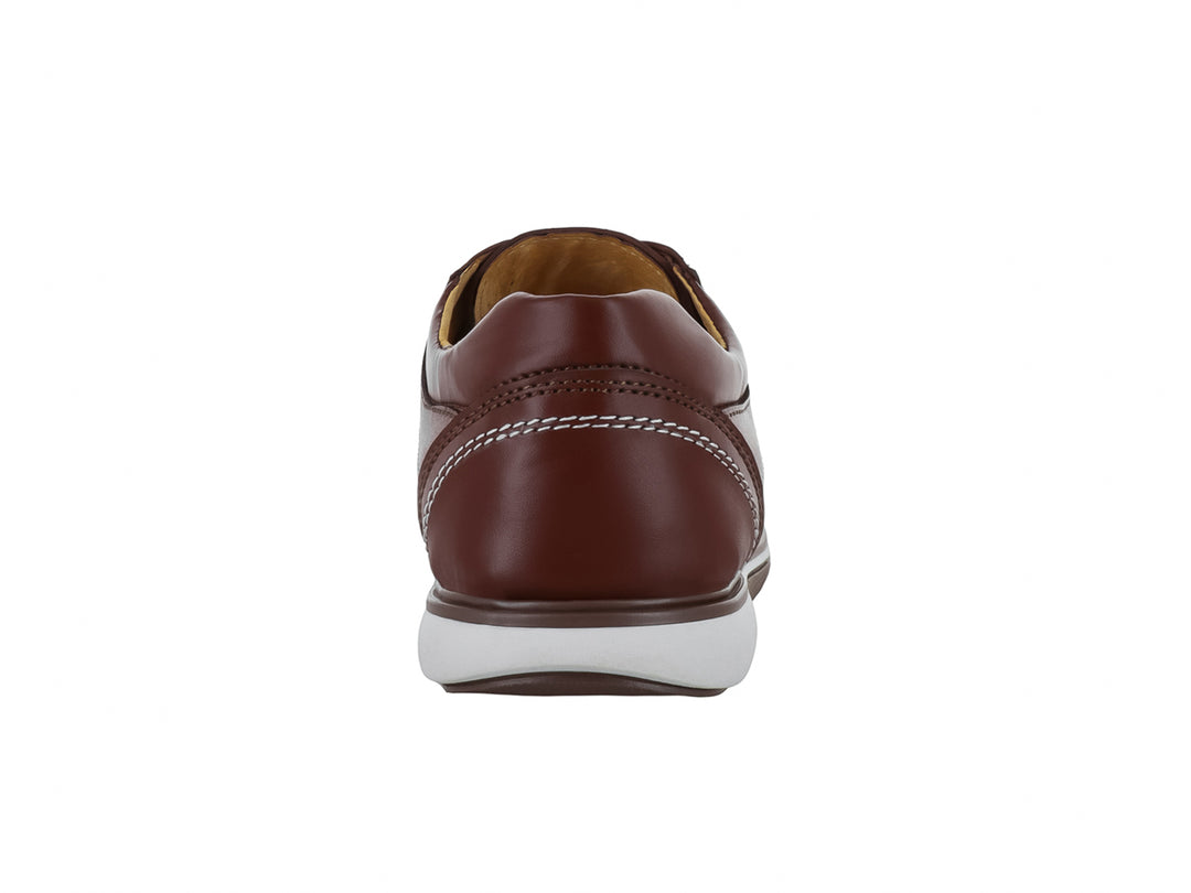 Zapato casual color marrón camel con suela blanca y cordones.