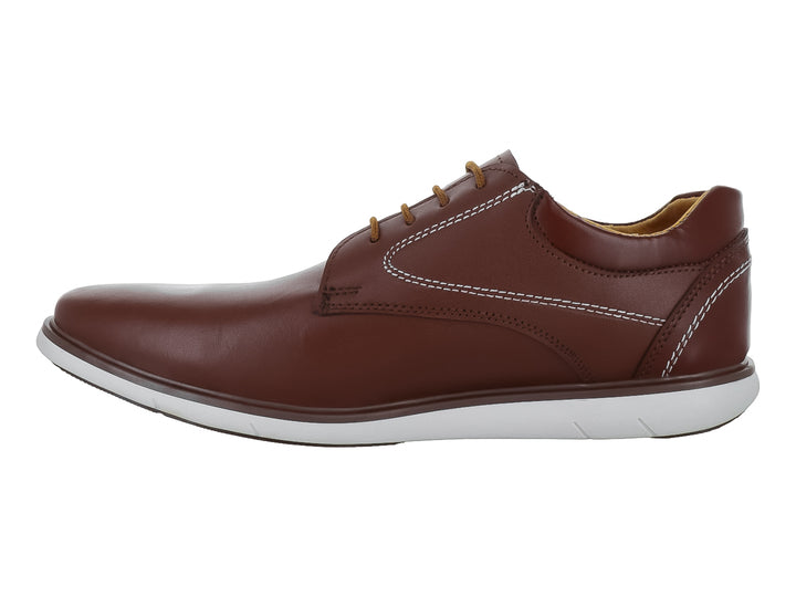 Zapato casual color marrón camel con suela blanca y cordones.