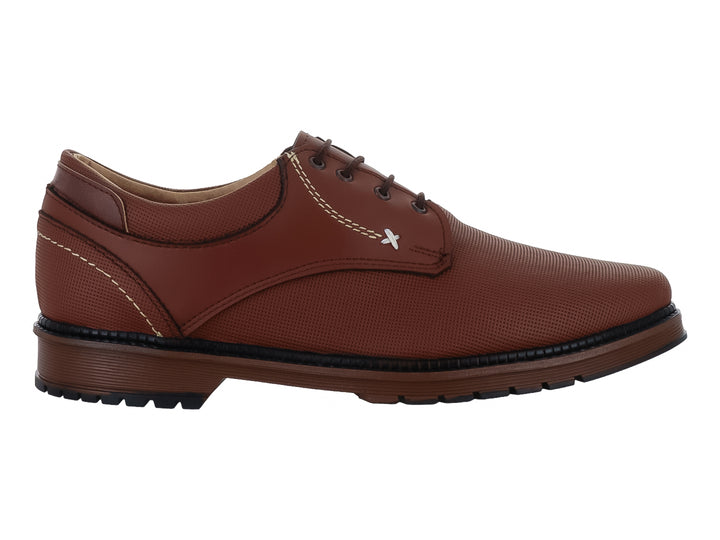 Zapato casual color café con textura, cordones y suela negra.