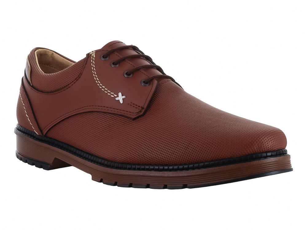 Zapato casual color café con textura, cordones y suela negra.