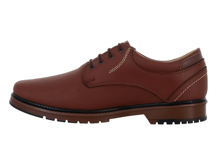 Zapato casual color café con textura, cordones y suela negra.