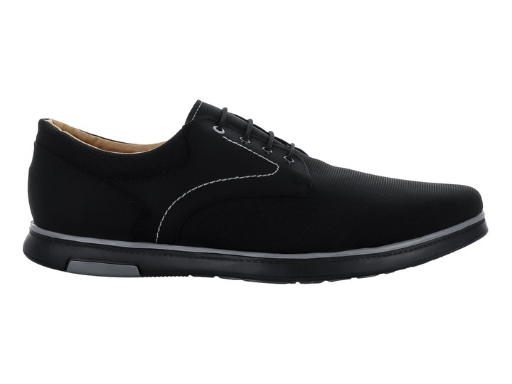 Zapato casual negro con cordones, costuras blancas y suela gris.