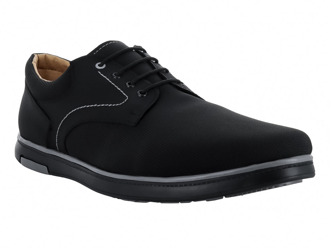 Zapato casual negro con cordones, costuras blancas y suela gris.