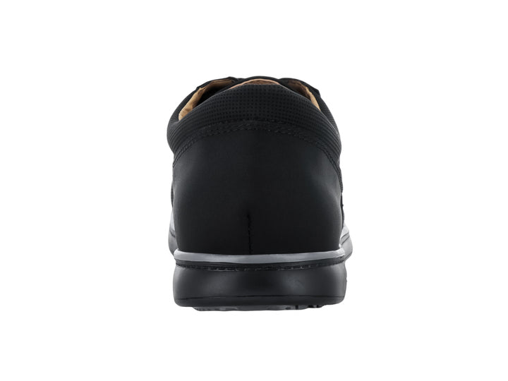 Zapato casual negro con cordones, costuras blancas y suela gris.