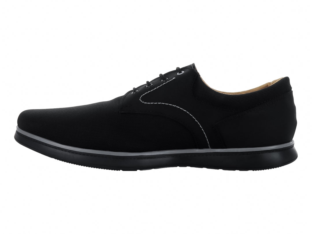 Zapato casual negro con cordones, costuras blancas y suela gris.