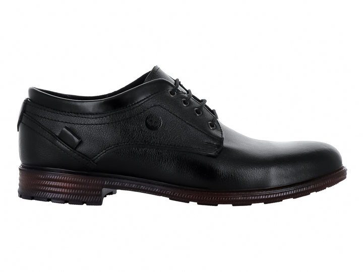 Zapato formal negro de cuero para hombre con agujetas y suela en tono marrón oscuro.