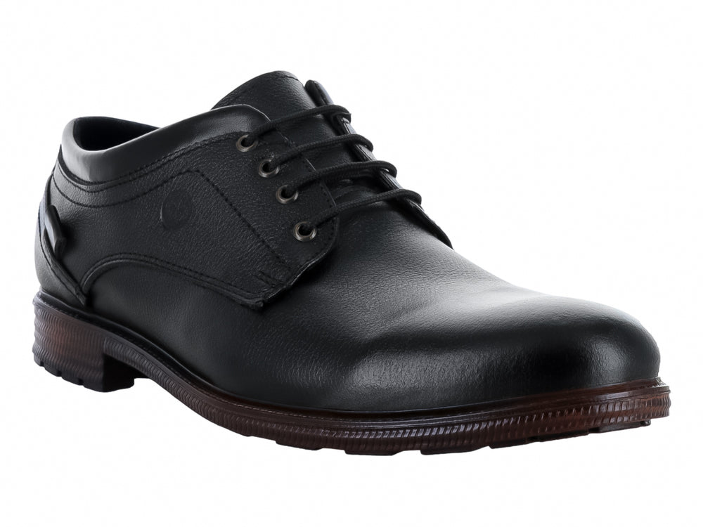 Zapato formal negro de cuero para hombre con agujetas y suela en tono marrón oscuro.