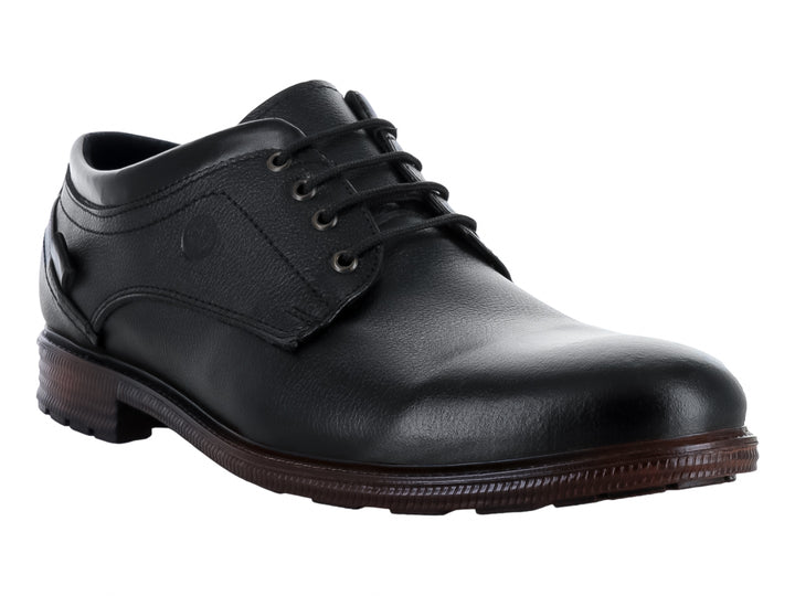 Zapato formal negro de cuero para hombre con agujetas y suela en tono marrón oscuro.