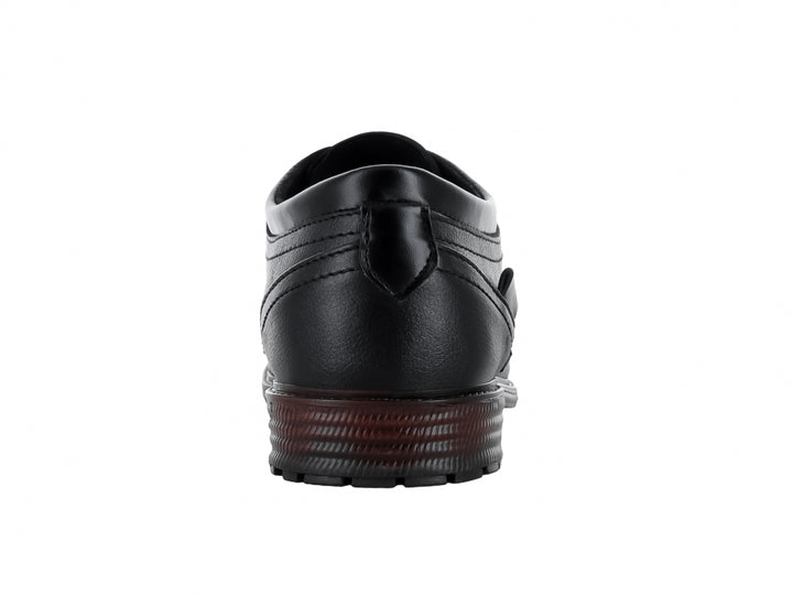 Zapato formal negro de cuero para hombre con agujetas y suela en tono marrón oscuro.