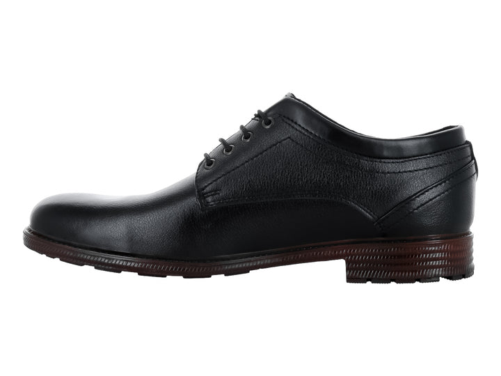 Zapato formal negro de cuero para hombre con agujetas y suela en tono marrón oscuro.
