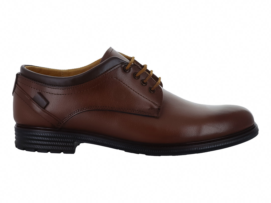 Zapato formal para hombre de cuero color camel con agujetas y suela negra.