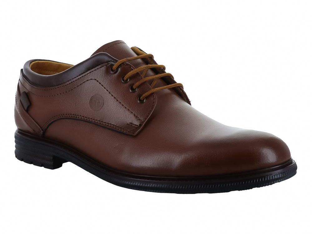 Zapato formal para hombre de cuero color camel con agujetas y suela negra.