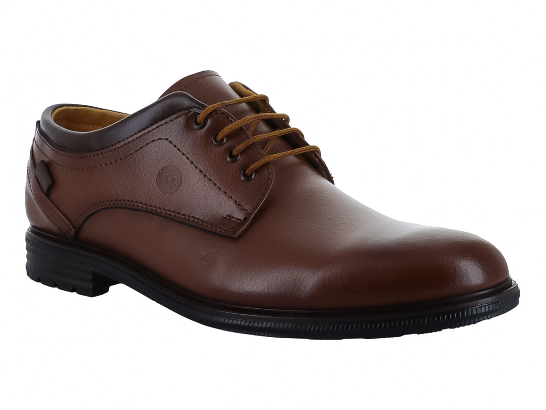 Zapato formal para hombre de cuero color camel con agujetas y suela negra.