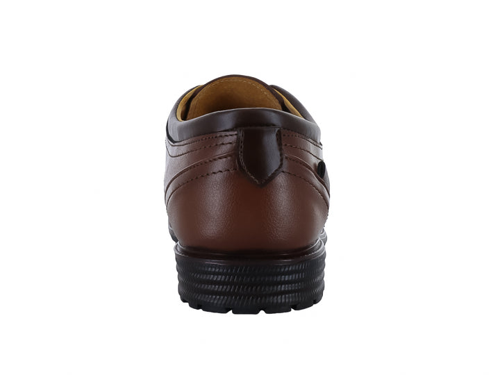 Zapato formal para hombre de cuero color camel con agujetas y suela negra.