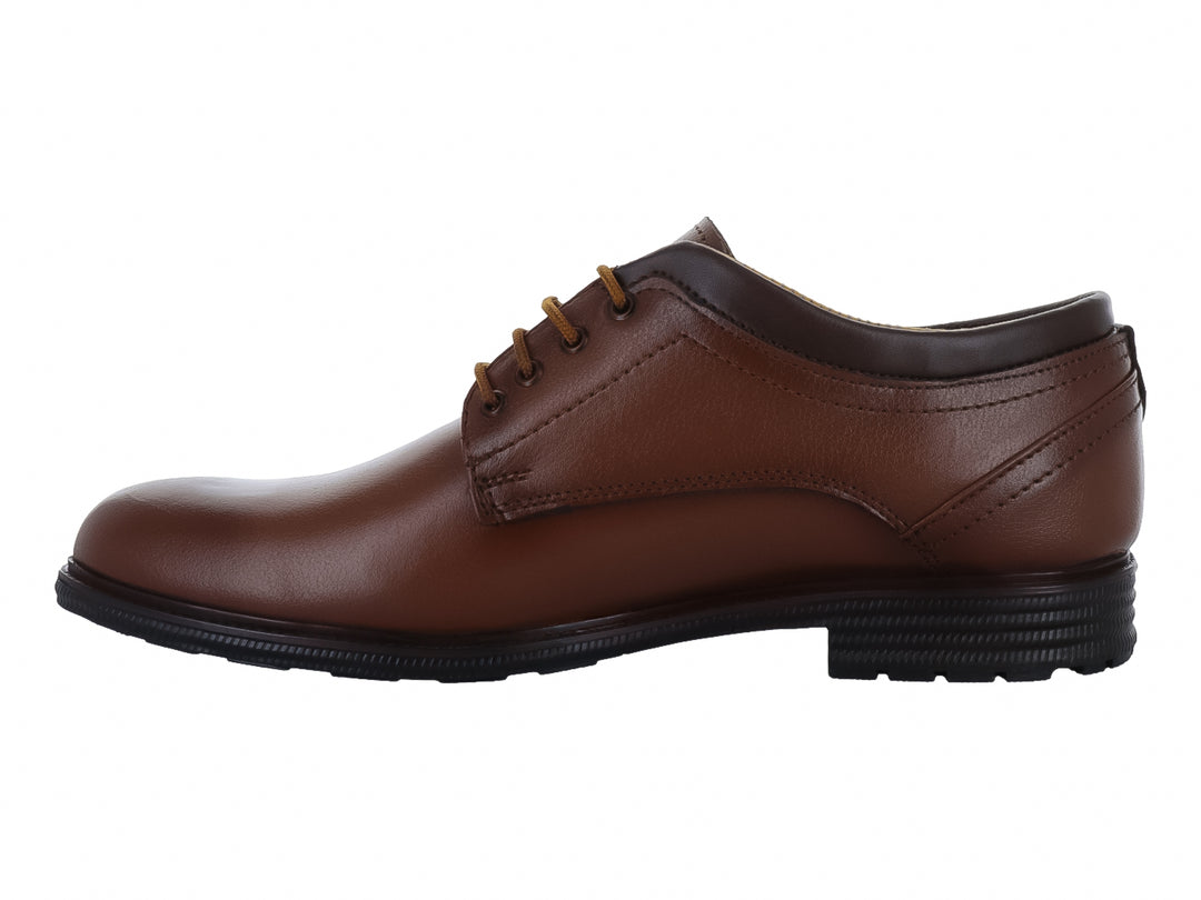Zapato formal para hombre de cuero color camel con agujetas y suela negra.
