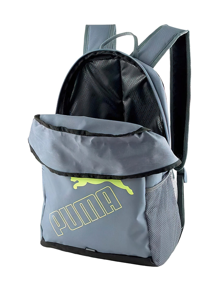 Mochila escolar PUMA color gris con detalles en amarillo neón y base negra.