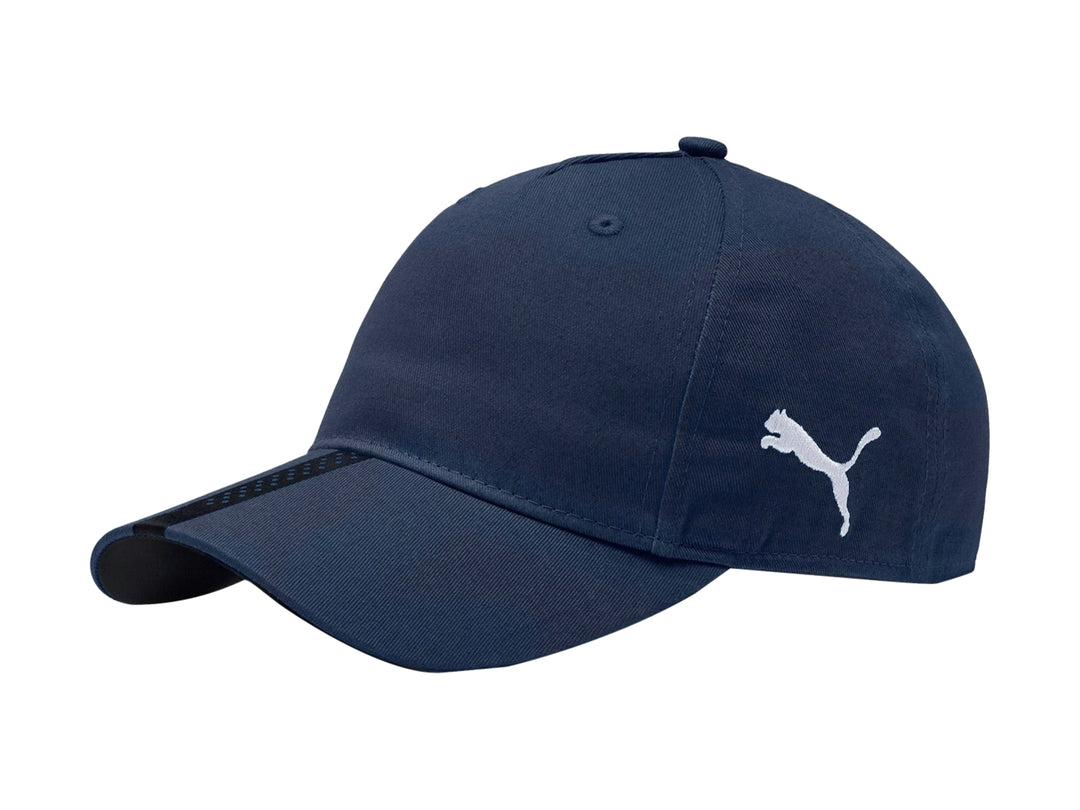 Gorra deportiva PUMA color azul marino con logotipo blanco en el lateral y visera curva.