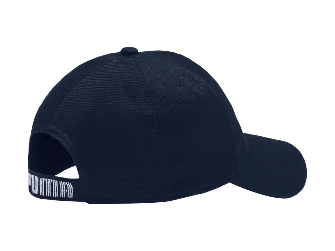 Gorra deportiva PUMA color azul marino con logotipo blanco en el lateral y visera curva.