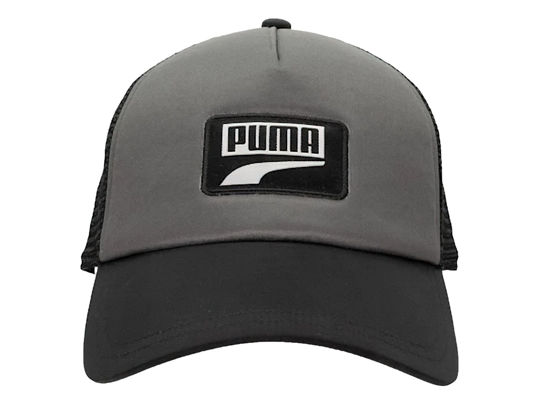 Gorra PUMA estilo trucker con panel frontal gris, visera y malla posterior en color negro.