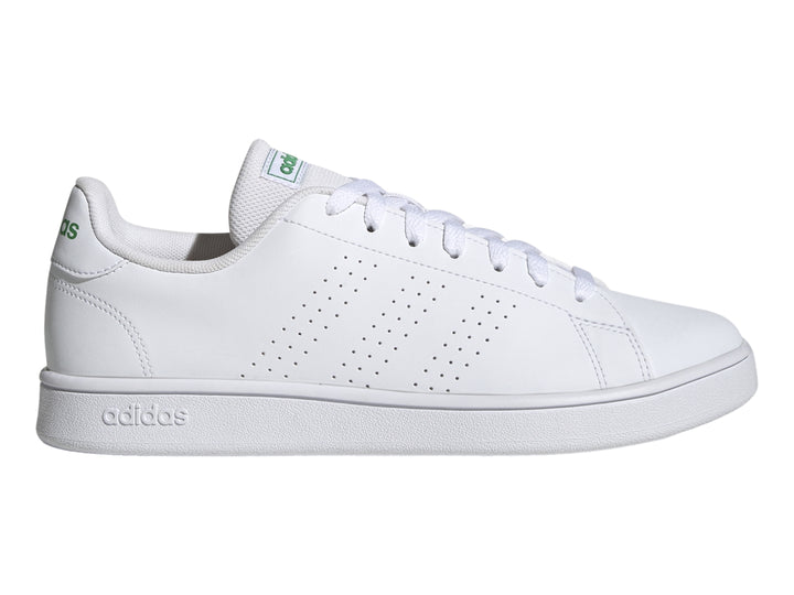 Tenis Adidas Advantage Base color blanco con detalles verdes en la lengüeta y el talón.