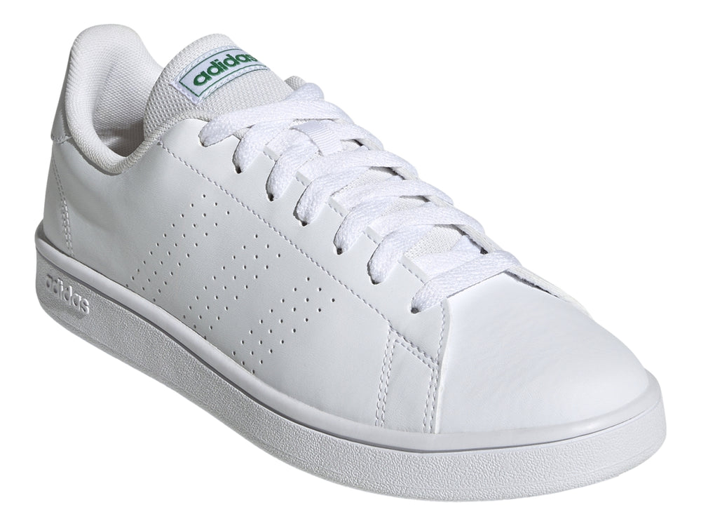 Tenis Adidas Advantage Base color blanco con detalles verdes en la lengüeta y el talón.