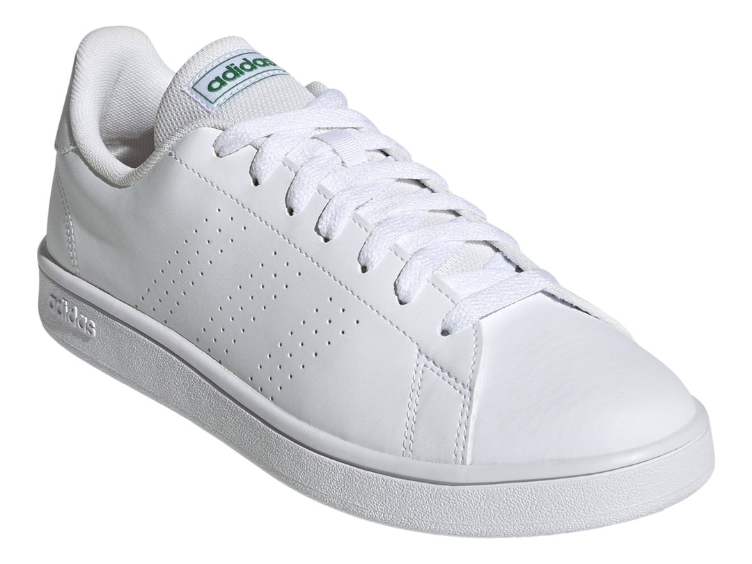 Tenis Adidas Advantage Base color blanco con detalles verdes en la lengüeta y el talón.