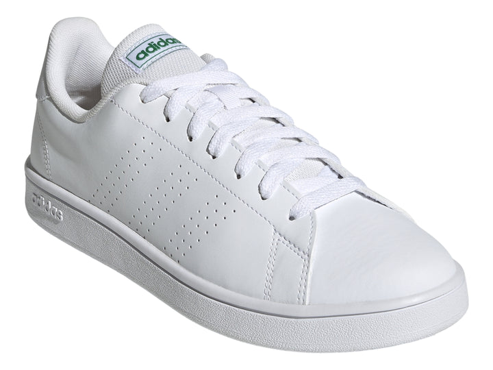 Tenis Adidas Advantage Base color blanco con detalles verdes en la lengüeta y el talón.