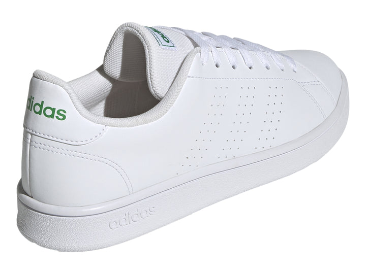Tenis Adidas Advantage Base color blanco con detalles verdes en la lengüeta y el talón.