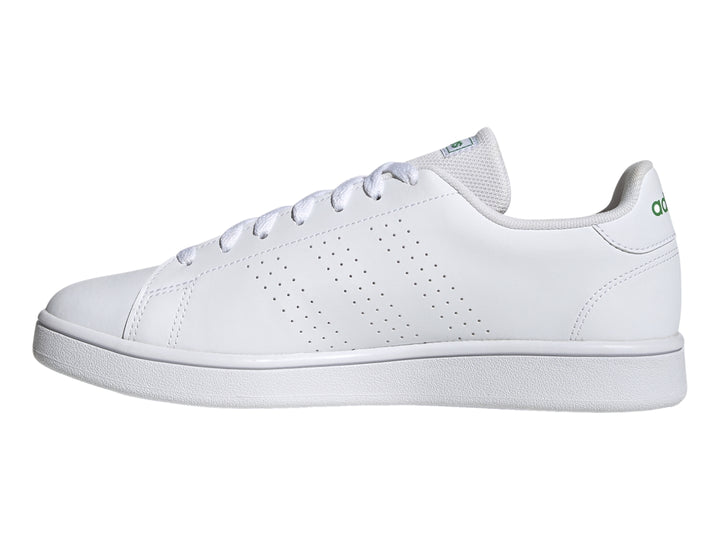 Tenis Adidas Advantage Base color blanco con detalles verdes en la lengüeta y el talón.