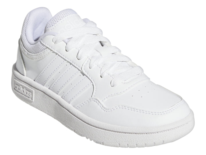 Tenis Adidas Hoops 3.0 color blanco total, vista lateral sobre fondo blanco.