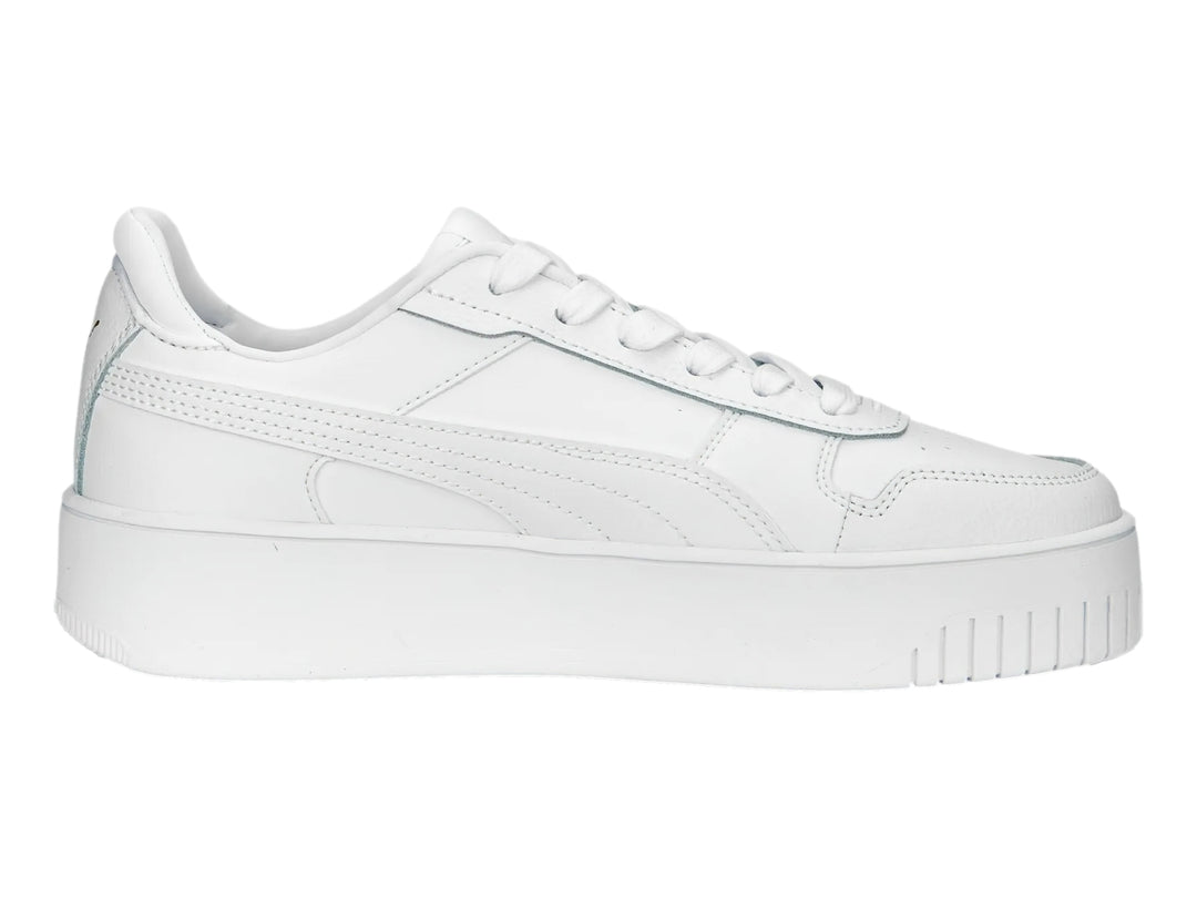 Tenis PUMA Carina Street color blanco con suela de plataforma.