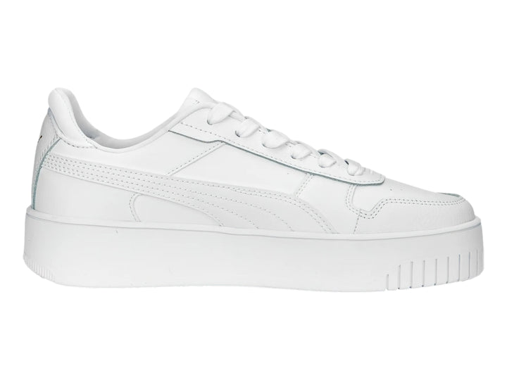 Tenis PUMA Carina Street color blanco con suela de plataforma.