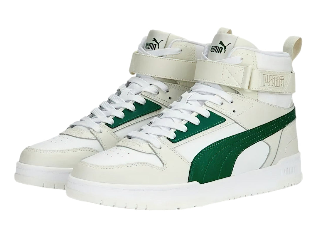Tenis PUMA RBD Game en color blanco con detalles en verde, diseño de bota con correa ajustable y suela blanca.