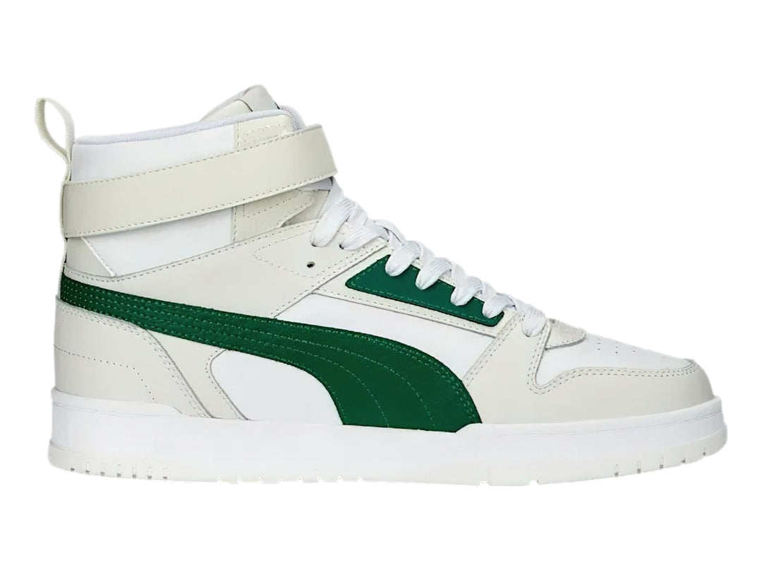 Tenis PUMA RBD Game en color blanco con detalles en verde, diseño de bota con correa ajustable y suela blanca.