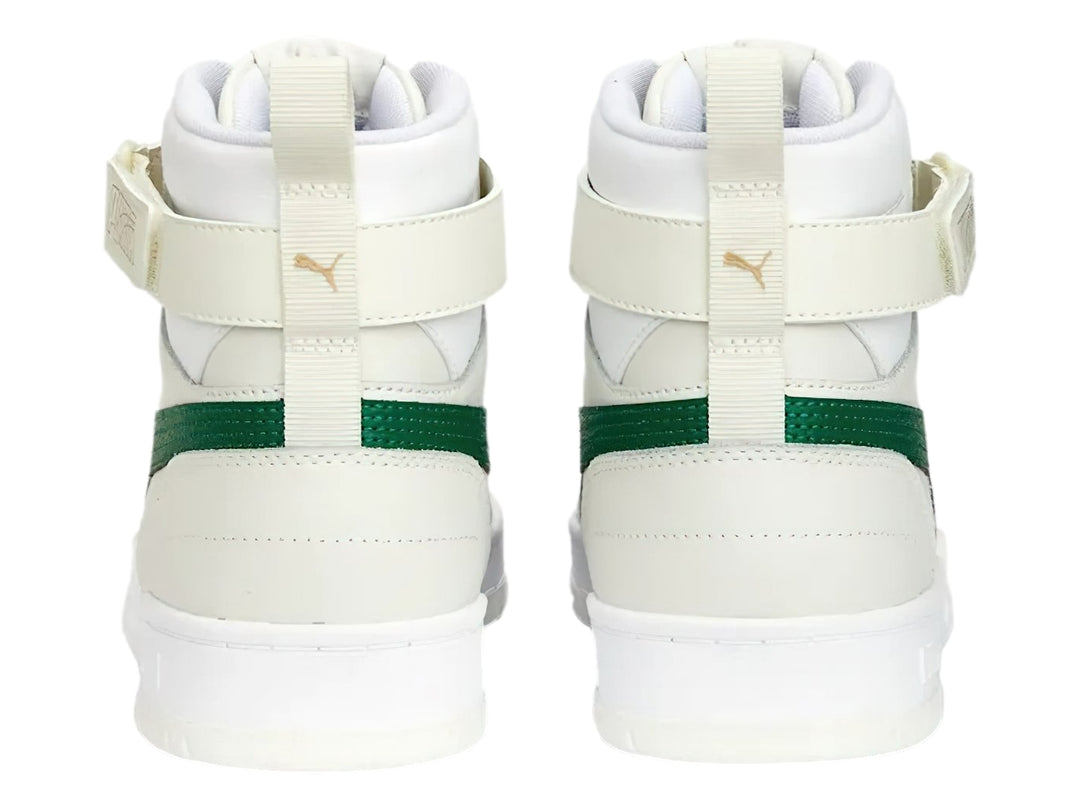 Tenis PUMA RBD Game en color blanco con detalles en verde, diseño de bota con correa ajustable y suela blanca.