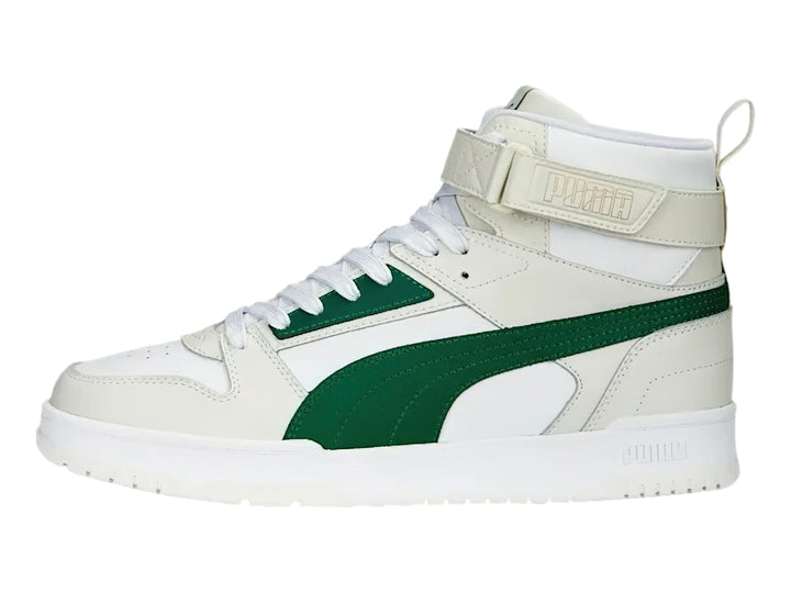 Tenis PUMA RBD Game en color blanco con detalles en verde, diseño de bota con correa ajustable y suela blanca.