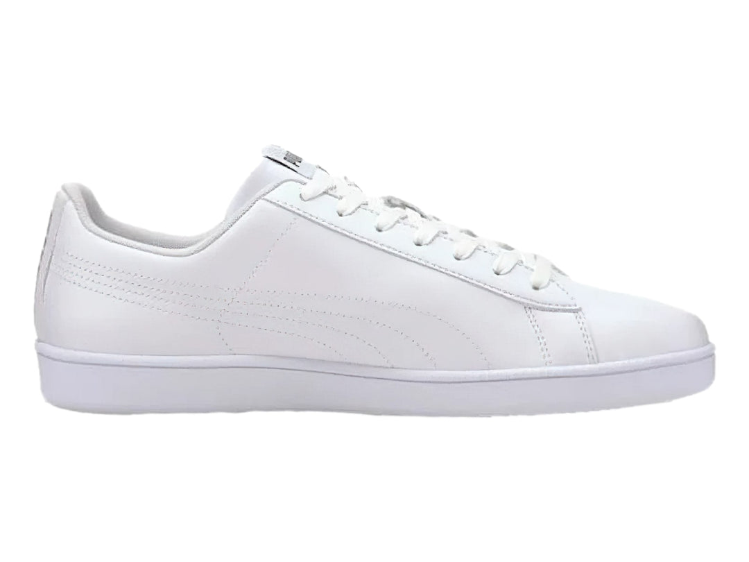 Tenis PUMA blancos de corte bajo con suela plana y cordones, estilo deportivo casual.