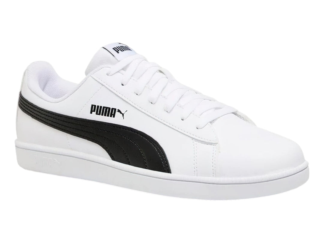 Tenis PUMA blancos de corte bajo con suela plana y cordones, estilo deportivo casual.