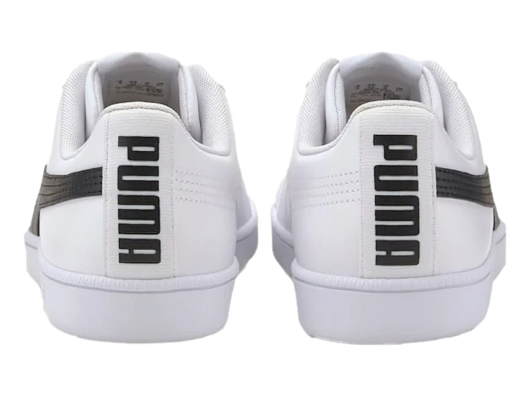 Tenis PUMA blancos de corte bajo con suela plana y cordones, estilo deportivo casual.