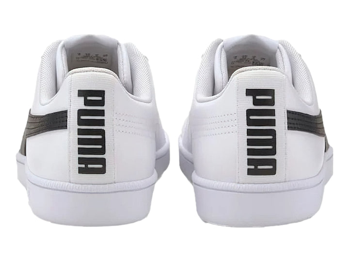 Tenis PUMA blancos de corte bajo con suela plana y cordones, estilo deportivo casual.