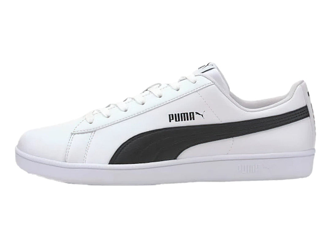 Tenis PUMA blancos de corte bajo con suela plana y cordones, estilo deportivo casual.