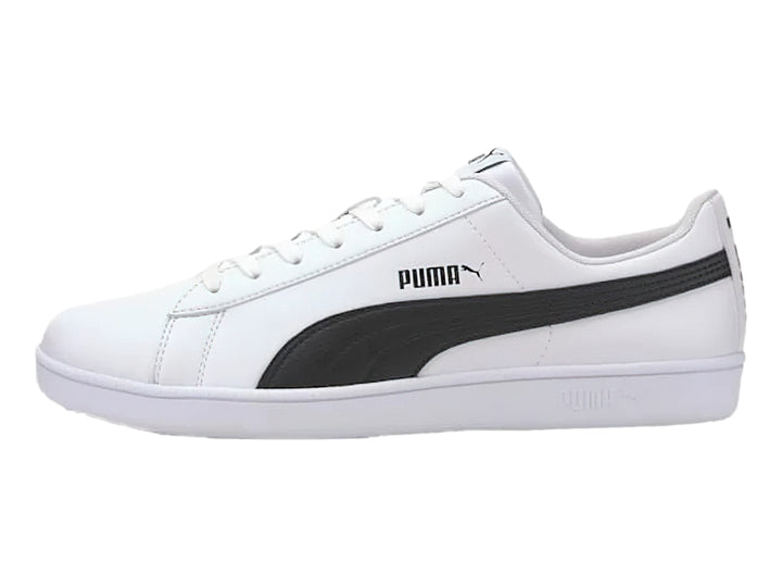 Tenis PUMA blancos de corte bajo con suela plana y cordones, estilo deportivo casual.