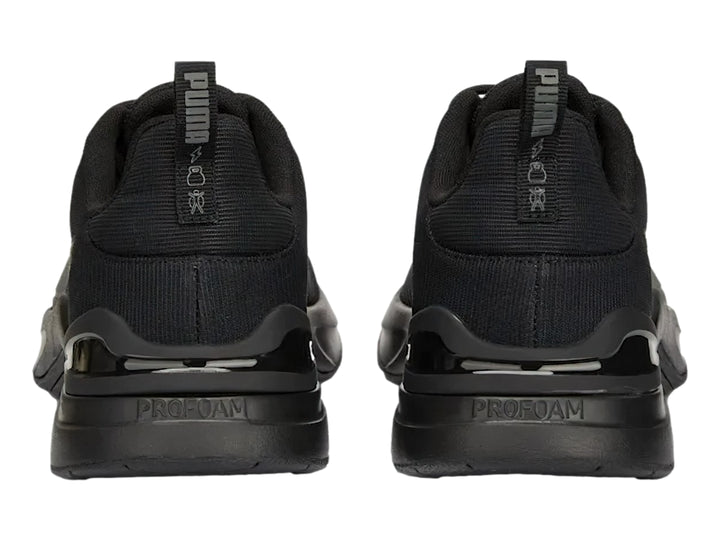 Tenis deportivos PUMA en color negro y gris oscuro con diseño moderno de malla y suela robusta.